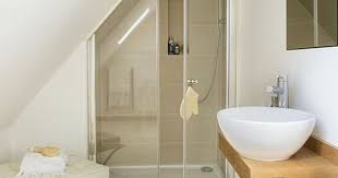 Une Salle De Bain Sous Pente Ou Sous Combles En 52 Photos Douche Combles Salle De Bains Sous Combles Amenagement Salle De Bain