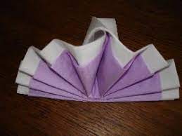 Découvrez notre tutoriel vidéo du pliage de serviette jetable en forme de feuille d'érable. Pliage De Serviette Bicolore En Forme D Eventail Diy Dresser La Table