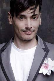 En cualquier caso,como debería llamarte? Enrique Alcides Movies Age Biography