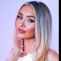 Amanda Stemple's Instagram, Twitter & Facebook