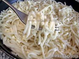 O punga de 500 g macaroane, 200 g branza telemea, 300 g branza sarata burduf sau branza preparata in casa din cas de oi, putin ulei, sare si piper. Macaroane Cu BranzÄ ReÈete BÄrbatlacratiÈÄ