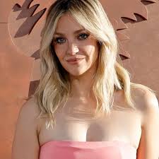 Abby Elliott's profile: Love life and all about 'The Bear' actress