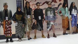 Ditambah lagi kamu tidak perlu mengeluarkan uang banyak dan hasilnya cukup unik. Metropop Revolusi Kaum Sarungan Pakaian Saya Lalu Diganti Pula Yang Dipakai Di Pesantren Dihadiahkan Kepada Santri Buta Foto Dok Indonesia Fashion Week Via Instagram Rabu 8 Juni 2016 Rambut Pangeran Aria Achmad Djajadiningrat Dicukur