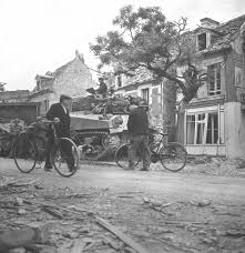 Liberation De Caen Photo Noir Et Blanc Reportage Photo Noir Et Blanc Reportage Deco Photo Photo D Art Photographie Ancienne Photos De Famille Anciennes
