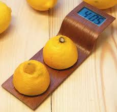 Accurate, environmentally friendly, easy to use and powered by water. Clock With The Power Of Lemon Eco Friend