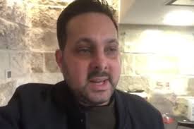 Getty 8.30am my dogs, bunty, a newfoundland, and bailey, a bulldog, sleep in the bedroom, so whenever they wake up is when i get up. Dynamo Illness Magician Reveals Crohn S Disease Battle And Food Poisoning Left Him Suffering From Arthritis London Evening Standard Evening Standard