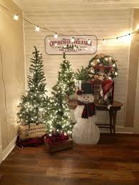 20 Cozy And Warm Rustic Farmhouse Christmas Decorating Ideas Country Christmas Decorations Vintage Christmas Decorations Christmas Decorations Rustic