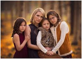 A Beautiful Family Has Their Family Pictures Taken In The Fall Aspen Trees Near Flagstaff Ariz Ljholloway Photography Family Portrait Poses Photographing Kids