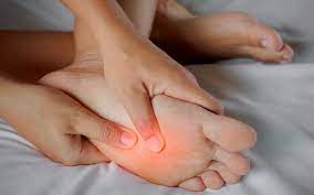 Apabila berjalan, kesan tekanan pada kaki adalah 1 ¼ kali ganda berat badan kita dan meningkat kepada 2 ¾ kali ganda semasa berlari. Sakit Tapak Kaki Punca Dan Rawatan The Diagnosa