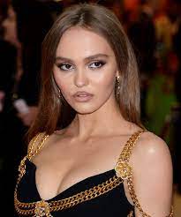 Makeup Style 1990s Tan Contoured Lip Worn By Lily Rose Depp At The 2019 Met Gala Celebrating Camp Lily Rose Depp Style Lily Rose Melody Depp Lily Rose Depp