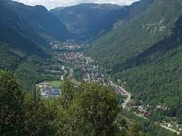 E ora sono sulle spese in balia degli usurai sovvenziono quattro streghe per poi sapere dove stai e tuo marito sta qui da me che mangia e dorme come un re. Ecco A Voi Rjukan Il Paese Norvegese Che Per 6 Mesi All Anno E Illuminato Con Degli Specchi Curioctopus It