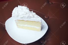 An weiße kuchen kann ich mich noch auf dem bunten teller erinnern, den gab's sowohl bei meiner oma als auch bei meiner großmutter, zwei nicht nur in der anrede sehr unterschiedliche frauen. Weisser Kuchen Lizenzfreie Fotos Bilder Und Stock Fotografie Image 40601682