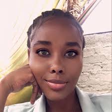 Maggie Christopher żiedet ritratt ġdid.