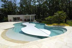 Le volet est découpé à la forme exacte de la piscine pour remplir sa fonction de sécurité. Couverture De Votre Piscine En Beton Piscines Diffazur