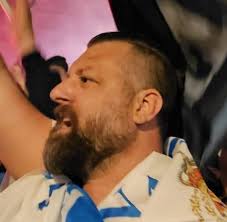 Enrico Lo Verso era al vertice della sua carriera di attore. Aveva talento,  fama e numerose offerte. Era considerato "il futuro volto del cinema  italiano". Ma da un giorno all'altro perse tutto.