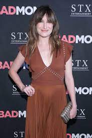 Kathryn Hahn Would Like Moms To Stop Judging Themselves Kathryn Hahn Dresses For Apple Shape Bad Moms