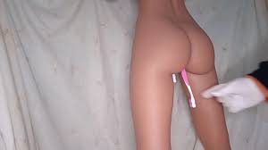 慢慢地将牙刷插入她的阴户和屁股
