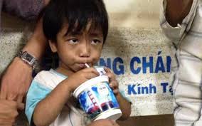 Tìm thấy cháu bé 3 tuổi bị ép đi ăn xin, bạo hành