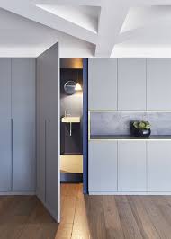 Salle De Bain Cachee Dans Un Meuble Appartement Parisien De 193 M2 Gcg Arch Tracy Pinxhouse Meubles Integres Porte Salle De Bain Placard Moderne