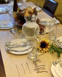 Friendsgiving Table Setting Thanksgiving In 2020 Thanksgiving Table Settings Friendsgiving Brown Kraft Paper