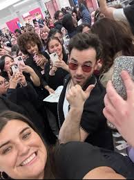 the awkward moment when i have a dream that i met the other two jonas  brothers... lol.