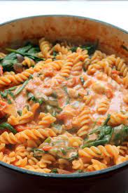 This One Pot Pasta Has A Luxurious Tomato And Mascarpone Sauce Spinach And Fresh Basil A 30 Minute Vegetarian Din Vegetarian Pasta One Pot Pasta Pasta Dishes