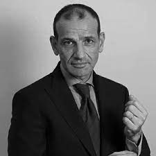 Lázaro calderón volochinsky is a businessperson who has been the head of 5 different companies. Lazaro Calderon Modaes Latinoamerica