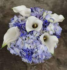 Roses and hydrangeas are great focal partners for calla lilies in elegant bouquets. Blue Hydrangea And Calla Lily Clutch Kremp Com