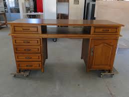 Pratique, il intègre un tiroir central. Bureau En Bois Style Ancien Sur Mesure Ebenisterie Brettes