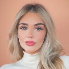 Lyndsay Marques's Instagram, Twitter & Facebook