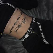 This a dragon tattoo at the spine which looks fabulous. Llaw Horroriibaby Tatuagem Estetica Tatuagem Grunge Tatuagens