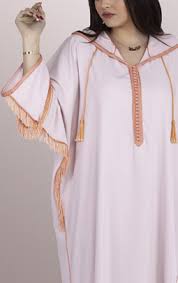 Tenue entièrement brodé de motif au fil doré, et orné de petite perles doré et de cristaux blanc, sur le buste , la bordure. Robe Orientale Et Arabe Pas Cher Par Jabador Com