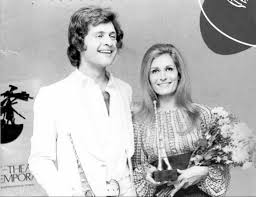 Dalida Et Joe Dassin Recoivent Un Oscar De La Popularite Le 28 Octobre 1970 Avec Images Joe Dassin Dalida Chanteur
