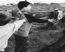 Anadolu geleneksel çocuk oyunları körebe oyna resmi