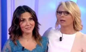 Can yaman risponde alle domande con arguzia, sagacia e ironia alle domande di maria de filippi. Fv5cw2smq59vpm
