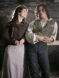 La răscruce de vânturi (în engleză wuthering heights) este singurul roman scris de emily brontë, între octombrie 1845 și iunie 1846, și apoi publicat în 1847 sub pseudonimul de ellis bell.în roman este vorba de povestea de dragoste dintre doi tineri, heathcliff și catherine. Wuthering Heights 2009 Tv Serial Alchetron The Free Social Encyclopedia