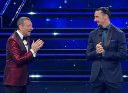 Vračal sem se domov v borgio verezzi, in ko sem se ustavil zaradi gneče, sem na cesti opazil črn kombi in dva moška, od katerih je bil eden podoben. Oqbw8a3q0ngs M