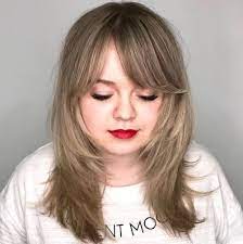 It is never trimmed at the tips and is allowed to rest on the shoulders. 40 Stunning Medium Hairstyles For Round Faces