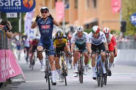 Merlier takes debut victory in stage 2 of the giro d'italia. Tim Merlier Gewinnt Die 2 Etappe Des Giro D Italia