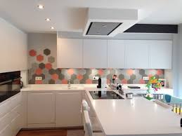 Une Credence Joyeuse Et Aerienne En Carreaux De Ciment Www Bahya Deco Com Carreau De Ciment Cuisine Salle A Manger Credence Cuisine