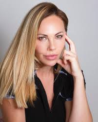 Trueno presente en la alfombra roja de @latingrammys • • • ©️ @tumusicahoy  #trueno #truenooficial #latingrammy #alfombraroja #rap #hiphop