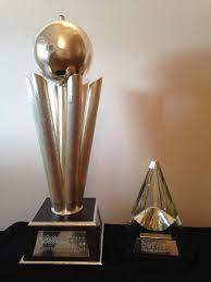 Premier league darts 2021 preview: Pdc Darts On Twitter Sid Gives The Betway Premier League Trophy A Warm Welcome At The Pdc Office This Afternoon Lovethedarts Http T Co 2tolmxpifg