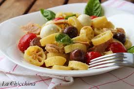 Pasta fredda con rucola (o rughetta) e tonno, la semplice ricetta per preparare un appetitoso primo piatto, buonissimo freddo da gustare nelle calde giornate!primo piatto freddo, reso ancora più gustoso, dall' aggiunta del tonno, dei pomodori e il pesto!. Pasta Fredda Con Pesto Tonno E Mozzarelline Cucina Facile E Veloce