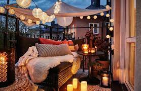 Ein Kuscheliger Herbstbalkon Mit Led Beleuchtung Laternen Mit Kerzen Und Einem Sofa Voller Kissen Und Schaffelltep Balkon Dekor Balkonentwurf Balkon Gestalten