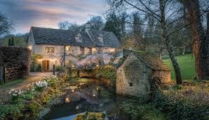 A Beautiful Large Cottage Type Home With Wonderful Use Of Accenting Lights Cotswolds Cottage Cottage Exterior Cottage In The Woods