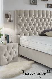 König größe bett rahmen moderne bett flügel zurück chesterfield grau samt stoff taste bett find elegantes doppelbett paris 180x200cm grau samt chesterfield design. Schlafzimmerideen Schlafzimmerinspiration Betten Schlafzimmermobel Luxus Boxspringbetten Bett Chesterfield Bett Schlafzimmer Inspiration