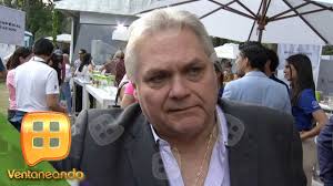 Cuenta la historia personal que carlos bremer ya tenía una pequeña cuenta de ahorro cuando cumplió 10 años, y a los 12 comenzó su carrera empresarial. El Empresario Carlos Bremer Nos Habla De La Serie De Su Amigo Luis Miguel Ventaneando Youtube
