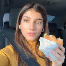 narins beauty on instagram اعتقد هي احلى سيلفي اخدتها بحياتي في ٣ احتمالات لسبب جمال الصورة ١ الإضاءة و ال beauty style butterfly wallpaper iphone