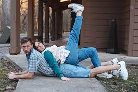 This Couple S Awkward Engagement Photos Are Everything Funny Engagement Photos Fun Engagement Photos Engagement Humor