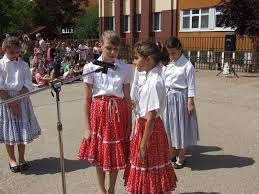 Az eredeti szokás szerint négy lány vitte körbe a faluban az ötödiket, a legkisebbet és legszebbet. Punkosdi Kiralynejaras Eotvos Nye Hu